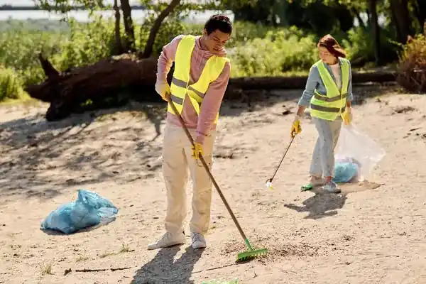 Personas levando un estilo de vida sostenible limpiando la playa