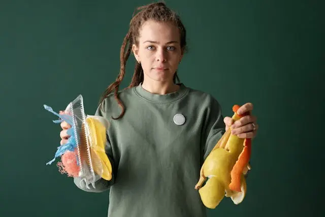 una mujer reciclando