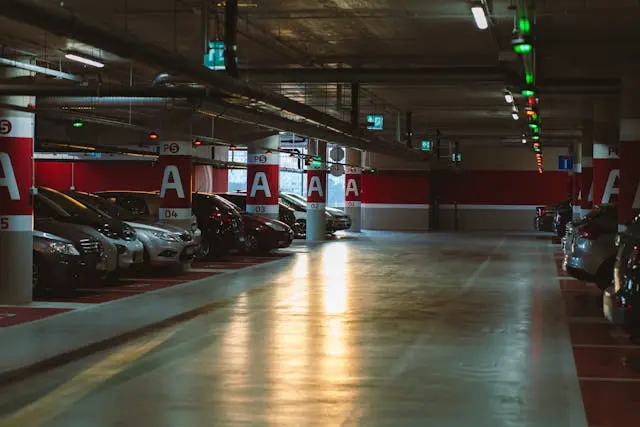 estacionamiento con varios autos