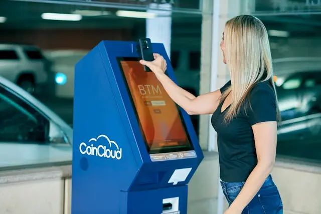una mujer pagando estacionamiento inteligente