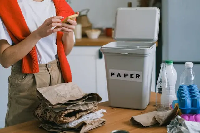 mujer reciclando