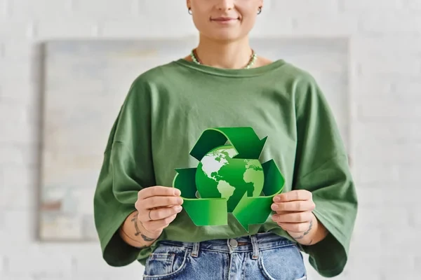 chica sosteniendo el símbolo de qué es la economia circular